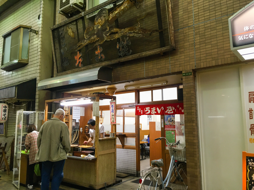 Vendeur Faisant Du Takoyaki Sur Une Poêle À Takoyaki À Osaka, Au
